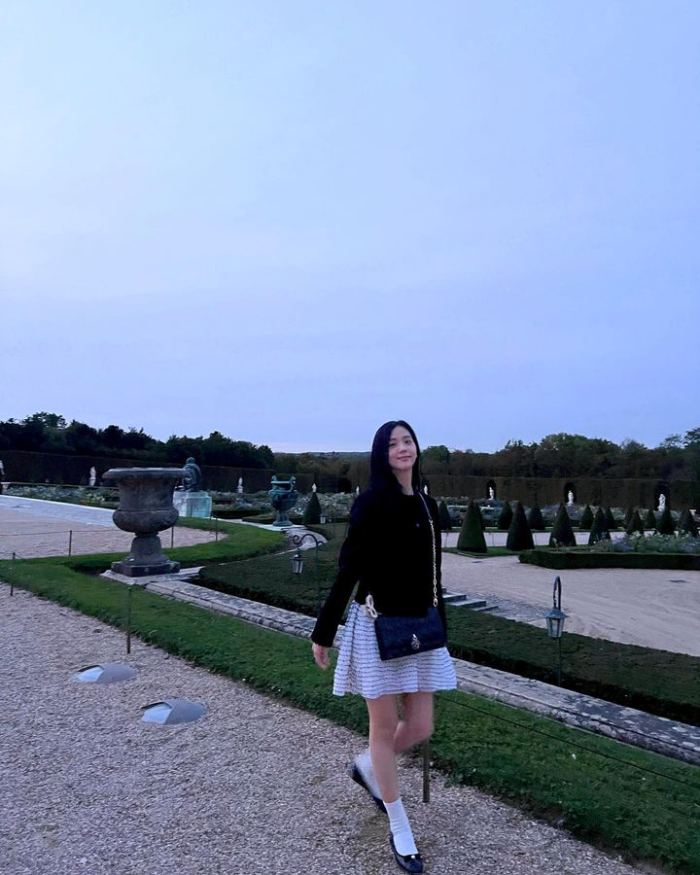 Jisoo khám phá cung điện Versailles dạo chơi ở khu vườn 