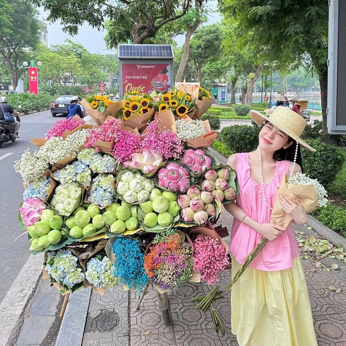 Phố Phan Đình Phùng cũng là điểm lý tưởng để ngắm mùa hoa sữa Hà Nội