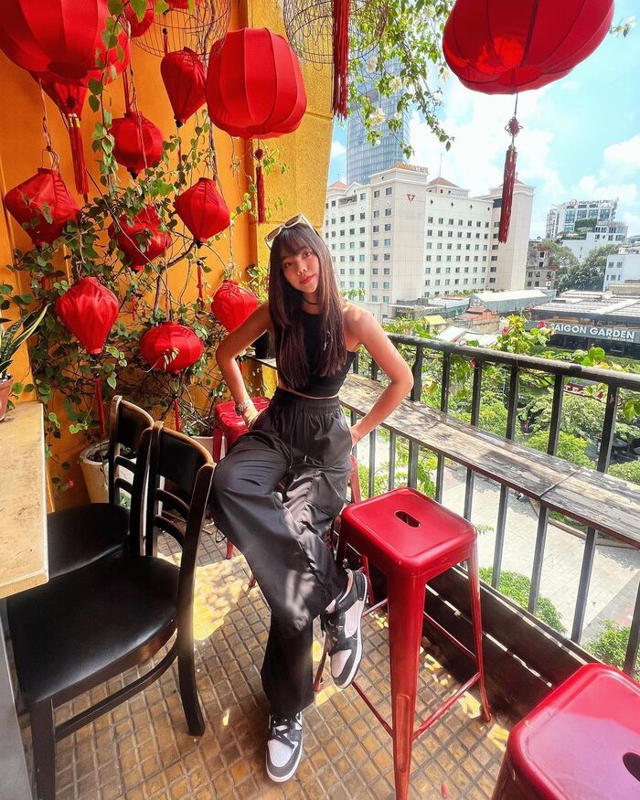 sống ảo ở quán cafe đẹp gần phố đi bộ Nguyễn Huệ 