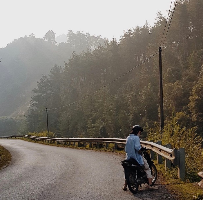 Nhiều du khách chọn phượt xe máy để săn mây ở đèo Khau Phạ