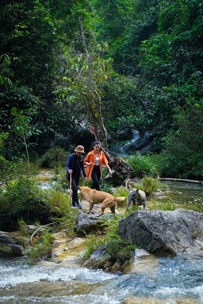 Trekking xuyên rừng để vào tới thác Bản Ba Tuyên Quang