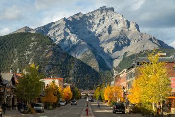 Top 9 điểm đến nổi tiếng ở Banff, Canada du khách không nên bỏ lỡ