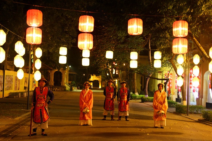 Tour đêm Hoàng thành Thăng Long hấp dẫn nhiều du khách không kém Tour đêm Văn Miếu