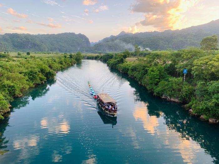 đi thuyền trên sông Son Quảng Bình