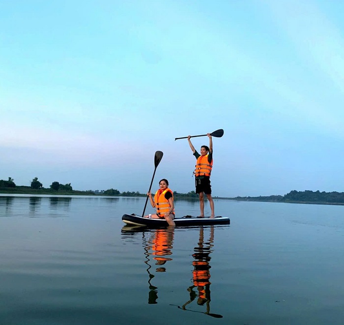 Chèo SUP là trải nghiệm rất được yêu thích tại Vịnh Lòng Hồ Sơn Tây Hà Nội