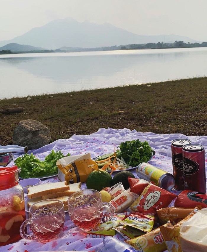 Tổ chức picnic ngoài trời đón gió thiên nhiên tại Vịnh Lòng Hồ Sơn Tây Hà Nội