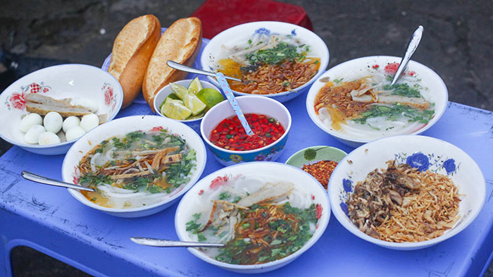 Món bánh canh ruộngkhông nên bỏ qua khi tới chân cầu Thuận Phước