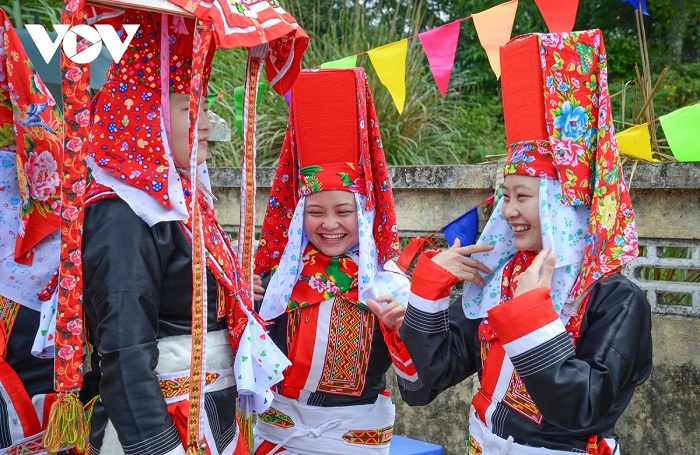 Các cô gái Dao Thanh Phán trong chợ phiên Bình Liêu Quảng Ninh