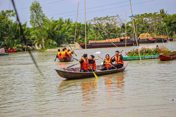 Du lịch Cần Thơ mùa nước nổi trải nghiệm chèo thuyền vãn cảnh làng Mỹ khánh