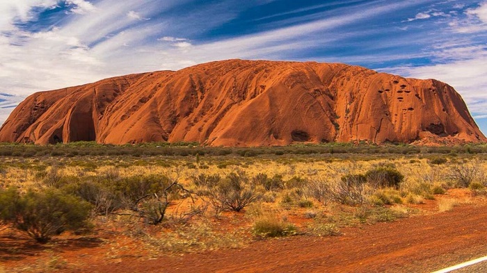 Chiêm ngưỡng tận mắt tảng đá sẽ là một trong những hoạt động hấp dẫn nhất Ayers Rock bạn không thể bỏ lỡ