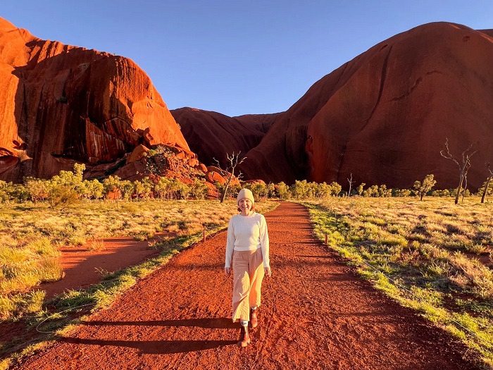 Một trong những hoạt động hấp dẫn nhất Ayers Rock là đi bộ vòng quanh tảng đá