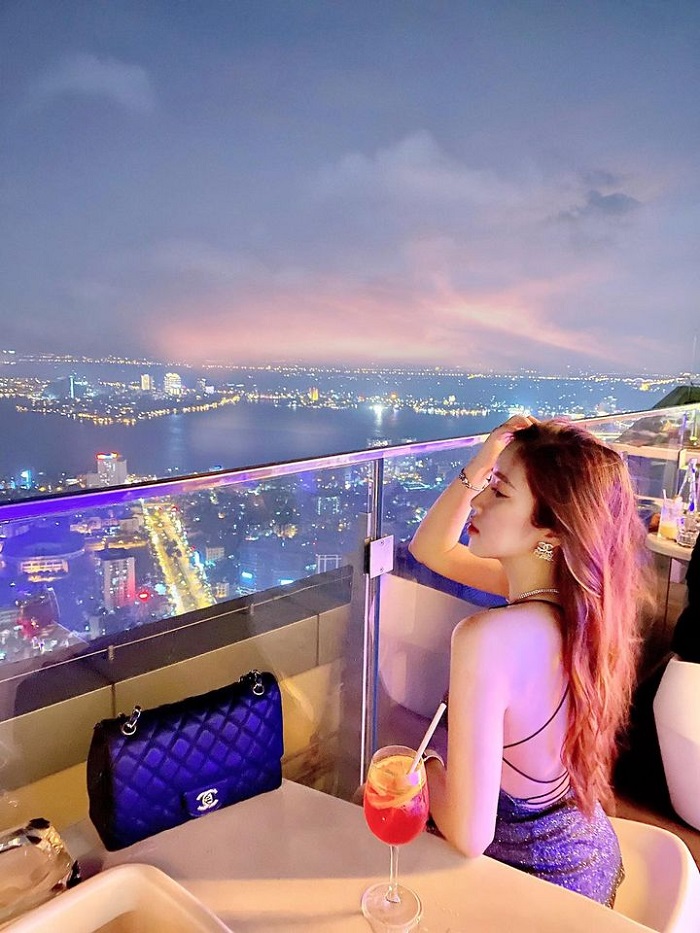 Lịch trình du lịch Hà Nội mùa thu tìm một quán rooftop lý tưởng để chill