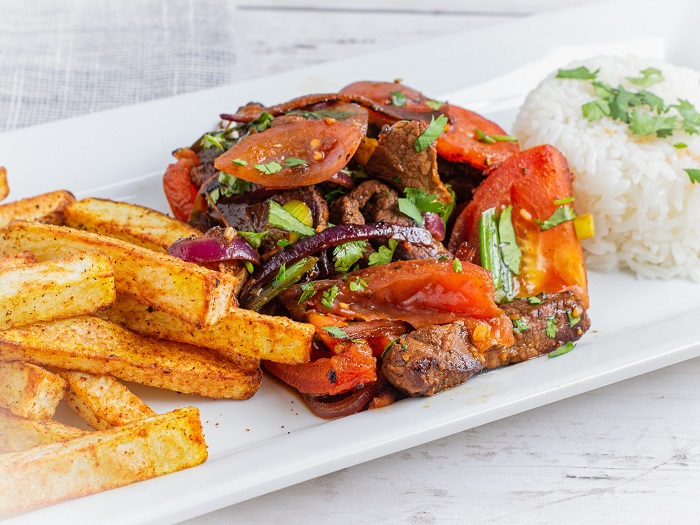 Là món ăn truyền thống ngon nhất Peru, Lomo Saltado (thịt bò xào) mang đến sự kết hợp hài hòa giữa nhiều nền ẩm thực