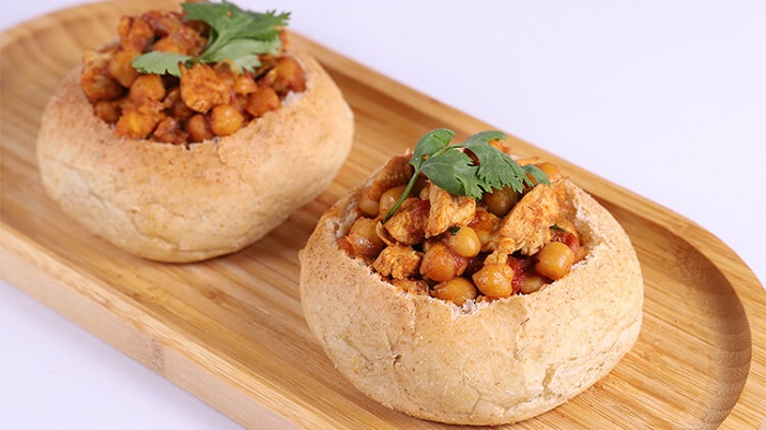 Bunny chow với hương vị cà ri cay độc đáo đã trở thành một trong những món ngon nên thử ở Nam Phi