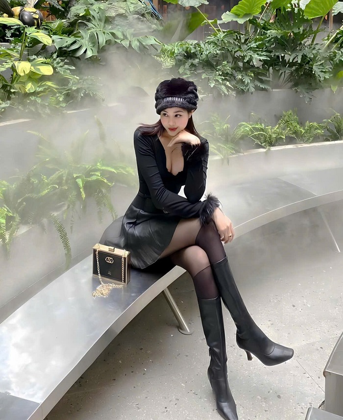 Ánh sáng tự nhiên cùng decor độc đáo của Quán cà phê sang trọng ở Quận Hoàn Kiếm Hà Nội giúp bức ảnh thêm huyền bí