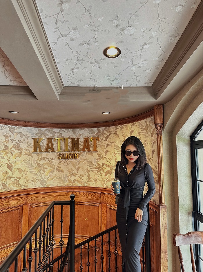 Không gian bên trong quán cà phê sang trọng ở Quận Hoàn Kiếm Hà Nội lên ảnh cũng sang xịn không kém