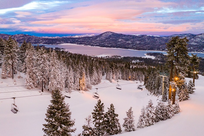 Big Bear Lake, một trong những thị trấn nghỉ dưỡng tốt nhất California, là thiên đường trượt tuyết mùa đông