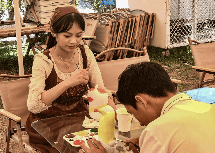 Bạn có thể thư giãn với các hoạt động khác tại quán như: vẽ tranh, tô tượng,...