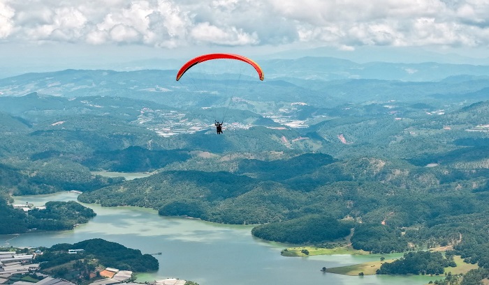 Du lịch Lang Biang Đà Lạt, trải nghiệm dù lượn