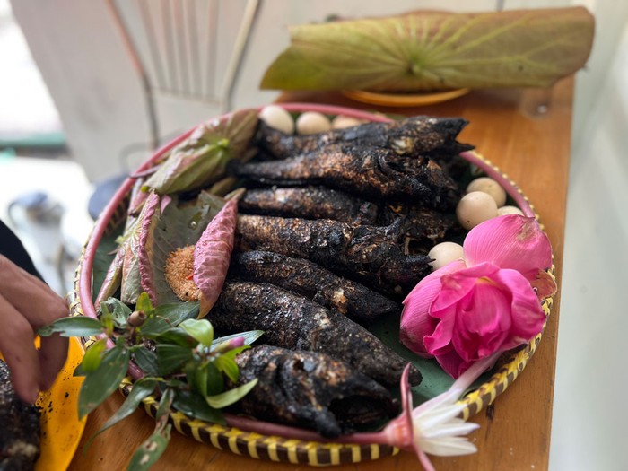 Cá lóc nướng trui - food tour miền tây