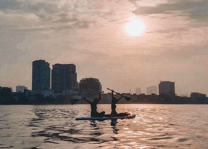 Chèo thuyền SUP trên Hồ Tây trước khi trời vào đông