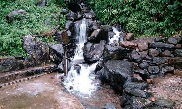 Ngôi làng được bao quanh bởi các thác nước, ao nhỏ
