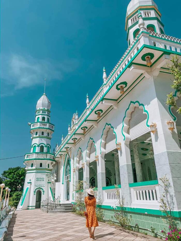 Ngỡ lạc vào ‘xứ nghin lẻ một đêm’ tại Thánh đường Hồi giáo Masjid Jamiul Azhar tuyệt đẹp tại An Giang