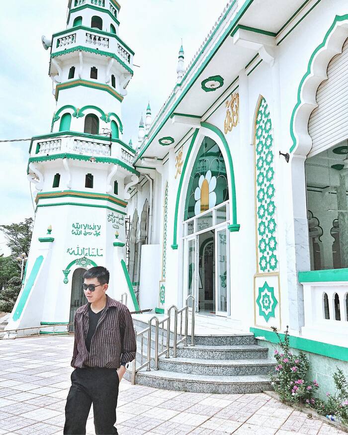 Ngỡ lạc vào ‘xứ nghin lẻ một đêm’ tại Thánh đường Hồi giáo Masjid Jamiul Azhar tuyệt đẹp tại An Giang