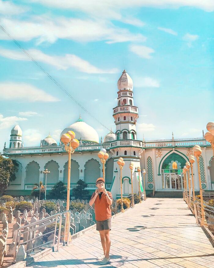 Ngỡ lạc vào ‘xứ nghin lẻ một đêm’ tại Thánh đường Hồi giáo Masjid Jamiul Azhar tuyệt đẹp tại An Giang