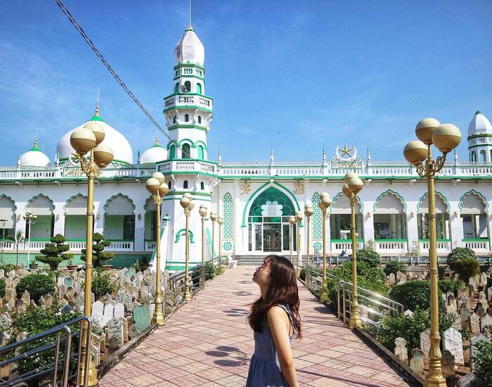 Ngỡ lạc vào ‘xứ nghin lẻ một đêm’ tại Thánh đường Hồi giáo Masjid Jamiul Azhar tuyệt đẹp tại An Giang