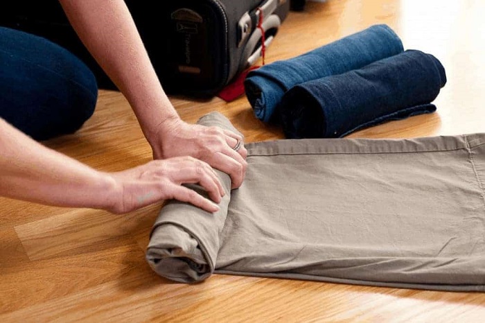 Để không cảm thấy áp lực trong việc mang quá nhiều đồ, du khách nên cuộn tròn quần áo của mình để tạo nhiều diện tích và mang thêm phụ kiện