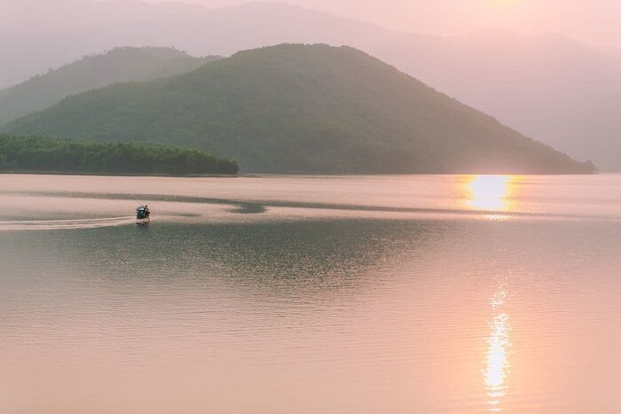 Bình yên tại hồ Đồng Xanh Đồng Nghệ - Nơi trú ẩn an yên của những người trẻ Đà thành