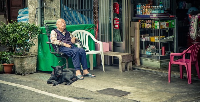 Ngồi trong khu phố này du khách sẽ cảm thấy không có bất cứ rào cản nào về ngôn ngữ hay tôn giáo, văn hóa. Bởi mọi người rất nhiệt tình, hiếu khách. Ảnh: Living Nomads
