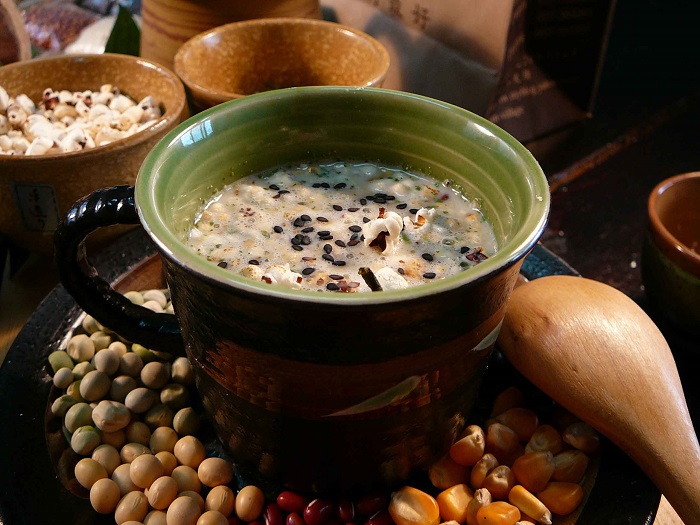 Nhâm nhi tách trà Lei Cha này trong thời tiết se lạnh, ngoài trời lất phất vài hạt mưa bạn không chỉ cảm nhận được vị ngon của trà, mà còn thầy tâm hồn nhẹ nhõm, thư thái