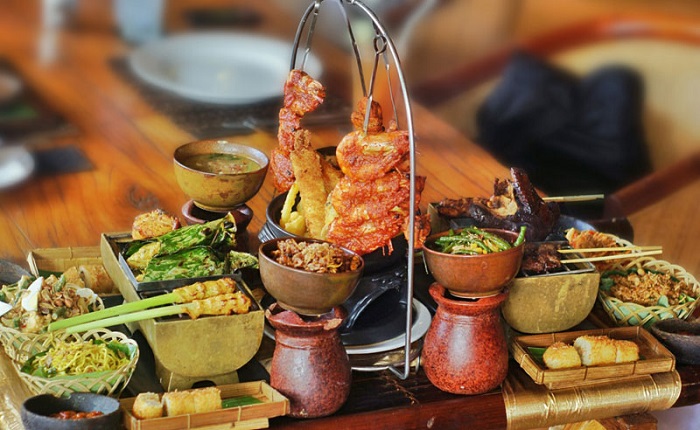 Ẩm thực Bali có rất nhiều món ăn đặc sắc từ hương vị cho tới cách trình bày, được phục vụ từ các nhà hàng truyền thống, phố ẩm thực bình dân cho đến những nơi sang chảnh