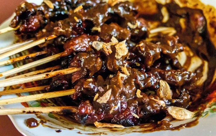 Sate lembat được chế biến đúng cách, đây là một món ăn nổi tiếng vì sự tinh tế, được phục vụ trong các bữa tiệc hoàng gia và có chút giống với nhiều món hầm mềm trên thế giới