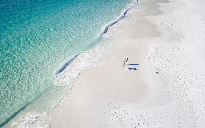 bãi biển sắc màu