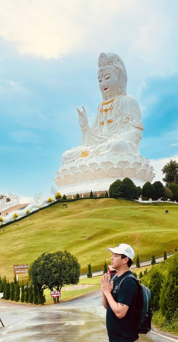 Hồ Quang Hiếu đã dừng chân check-in tại bức tượng Đức Phật bằng ngọc trắng tinh khiết rất lớn nằm ở khu hội trường chính trong chùa