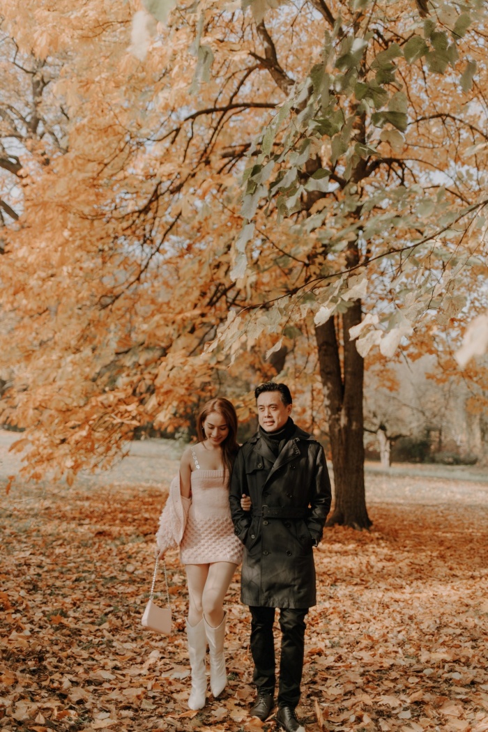  Cặp đôi đã cùng nhau có những giây phút thư giãn, dạo bước dưới những tán cây phủ đầy lá vàng, lá đỏ