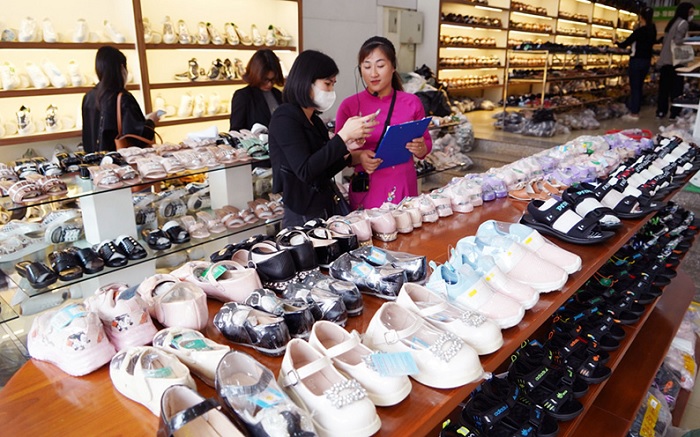 Làng nghề giầy da Phú Xuyên cụ thể là ở xã Phú Yên 