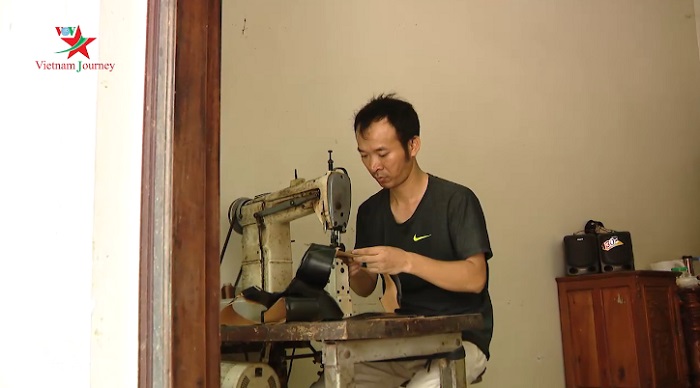 Công đoạn từ khâu, ép, đóng đế... đều được thợ giày Làng nghề giầy da Phú Xuyên chỉn chu