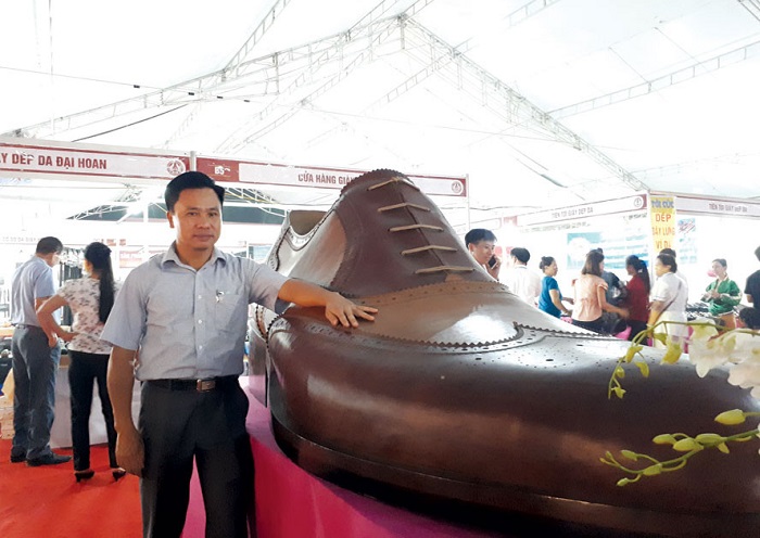 Chiếc giầy da từng lập kỷ lục Việt Nam do các thợ giầy làng nghề giầy da Phú Xuyên làm ra