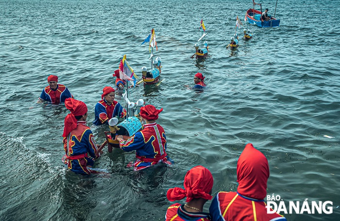 Nghi lễ rước hình nhân thế mạng và thuyền câu ra biển là một nghi lễ quan trọng trong Lễ khao lề thế lính Hoàng Sa