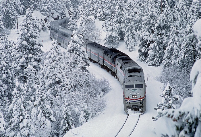 chuyến tàu băng qua núi tuyết