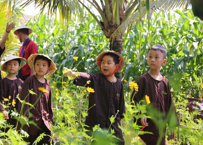 tham quan vườn cây tại địa điểm dã ngoại cho trẻ em ở TP. HCM