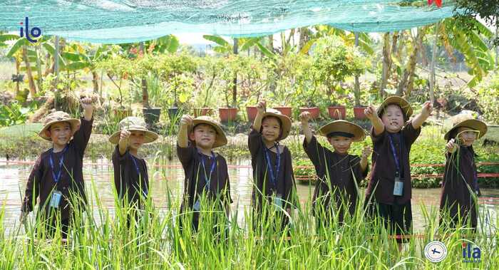 học cách cấy lúa tại địa điểm dã ngoại cho trẻ em ở TP. HCM