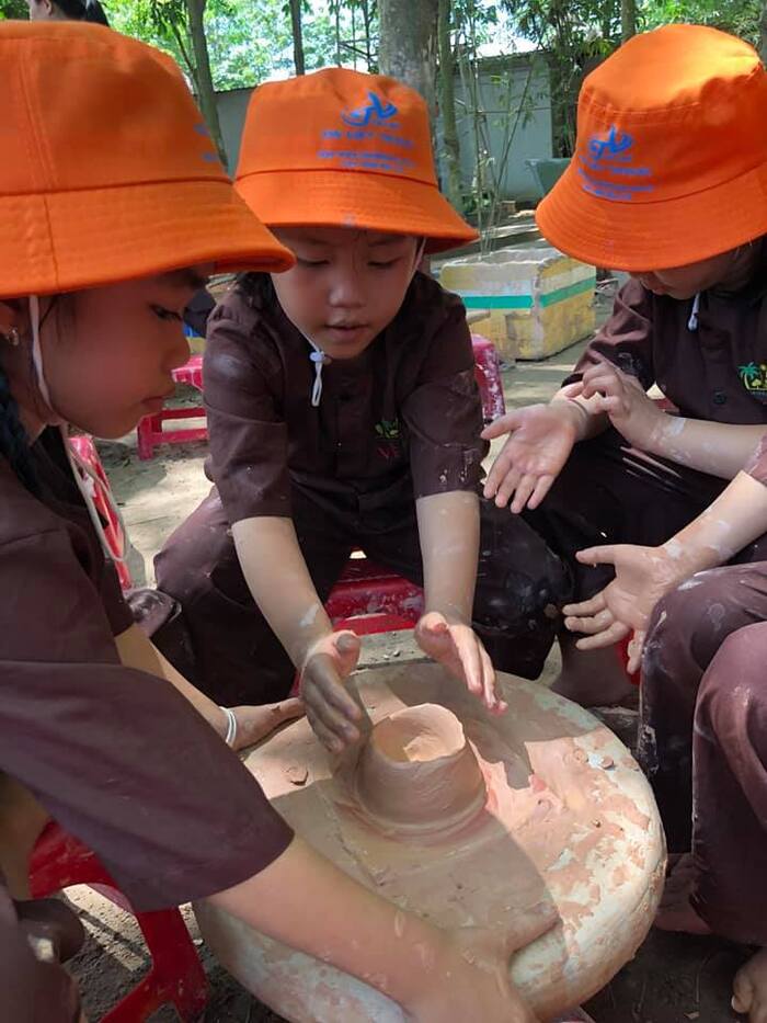 học làm gốm tại địa điểm dã ngoại cho trẻ em ở TP. HCM
