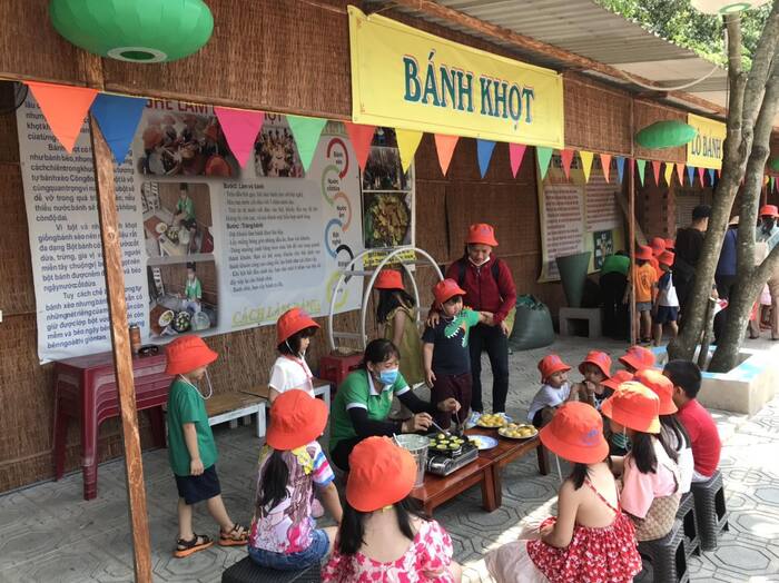 học làm bánh khọt tại địa điểm dã ngoại cho trẻ em ở TP. HCM