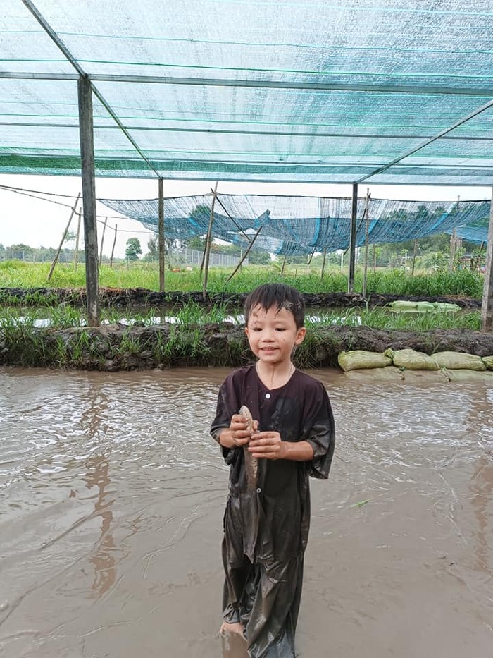 trải nghiệm bắt cá tại địa điểm dã ngoại cho trẻ em ở TP. HCM