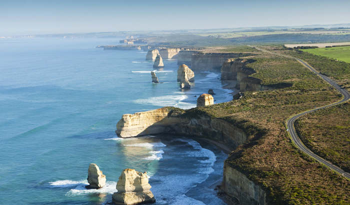Những khối đá dựng đứng chạy dài theo cung đường biển Great Ocean Road - điểm đến thiên nhiên gần Melbourne. Ảnh: makemytrip